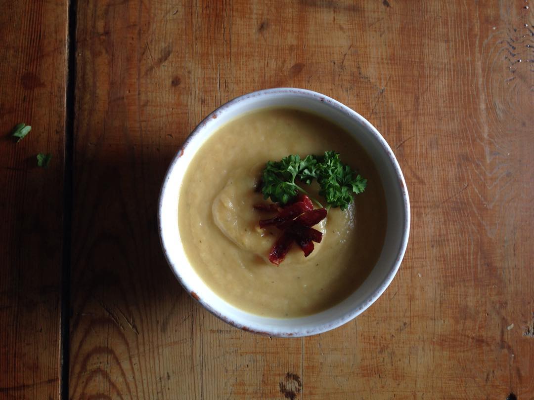 Creamy root vegetable soup with crispy fenalår