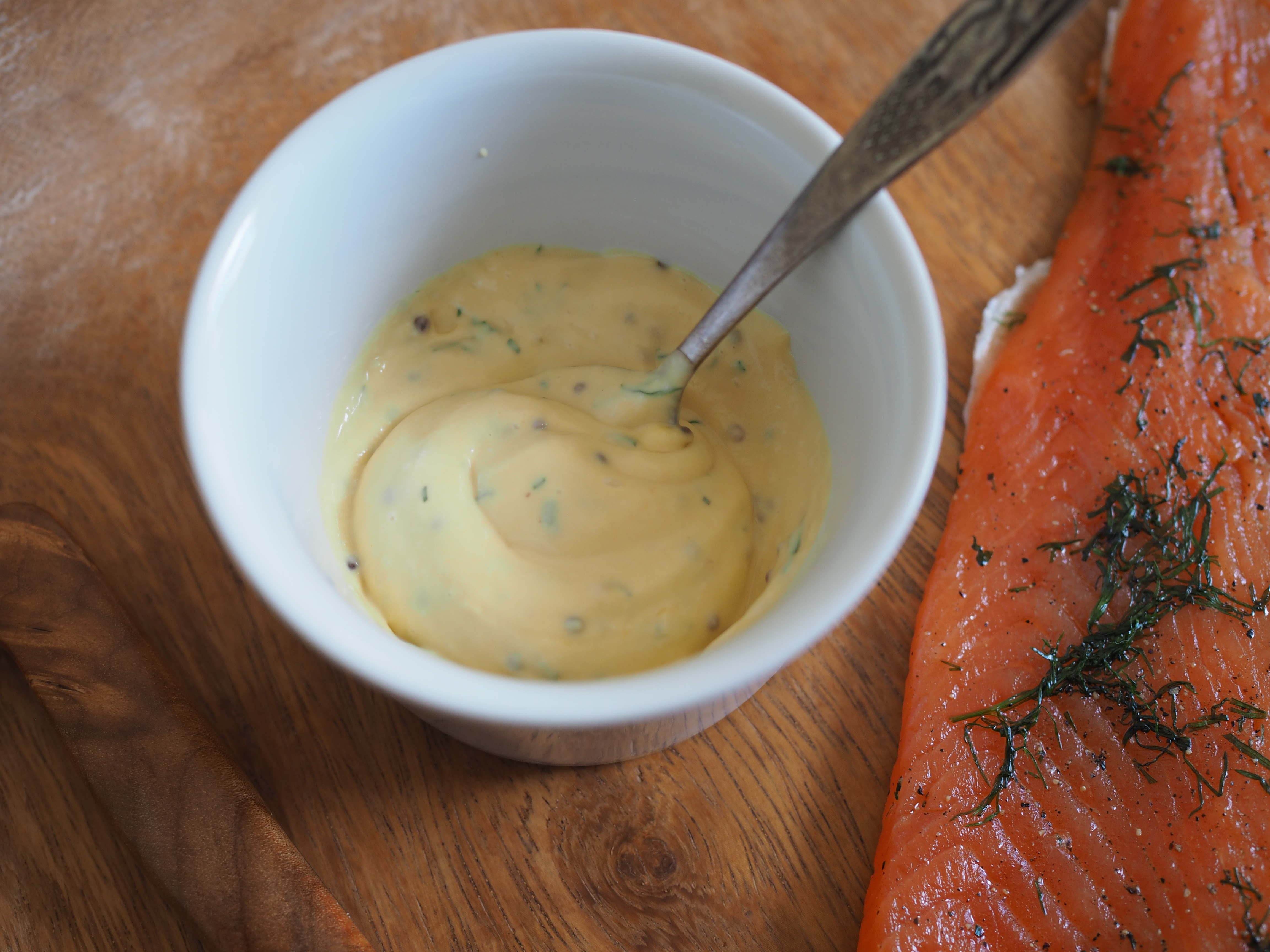 Norwegian gravlax with dill-stewed potatoes and served with a classic mustard sauce (Gravlaks med sennepssaus og dillstuede poteter)