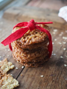 Norwegian Knekk-Kaker(Thin Christmas cookies with oats)