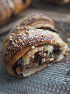 Glitrekringle (Maj-Lis's Norwegian pastry with raisins and nuts)