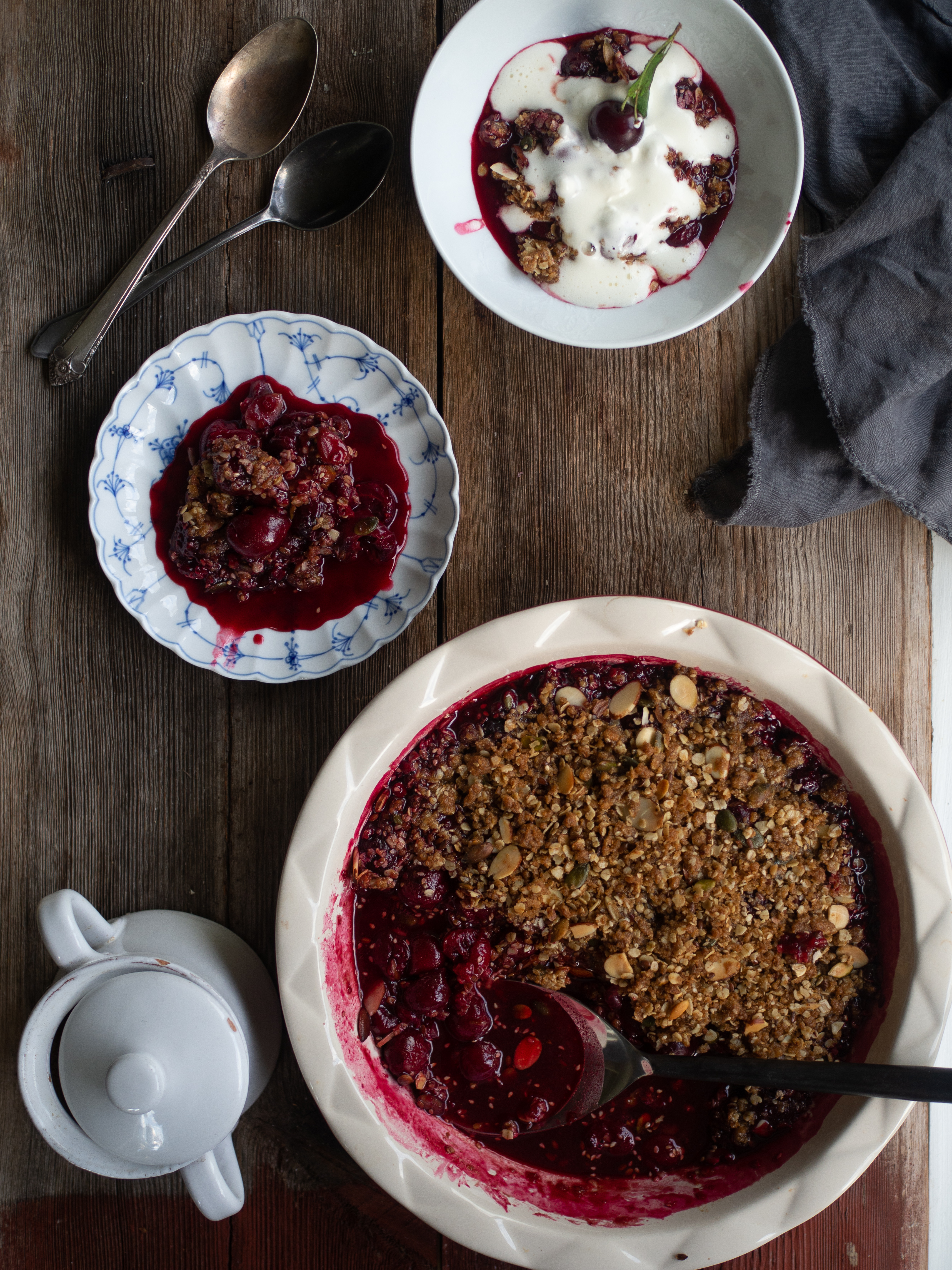 Sour Cherry Crisp with almonds and seeds (Smuldrepai med Kirsebær)