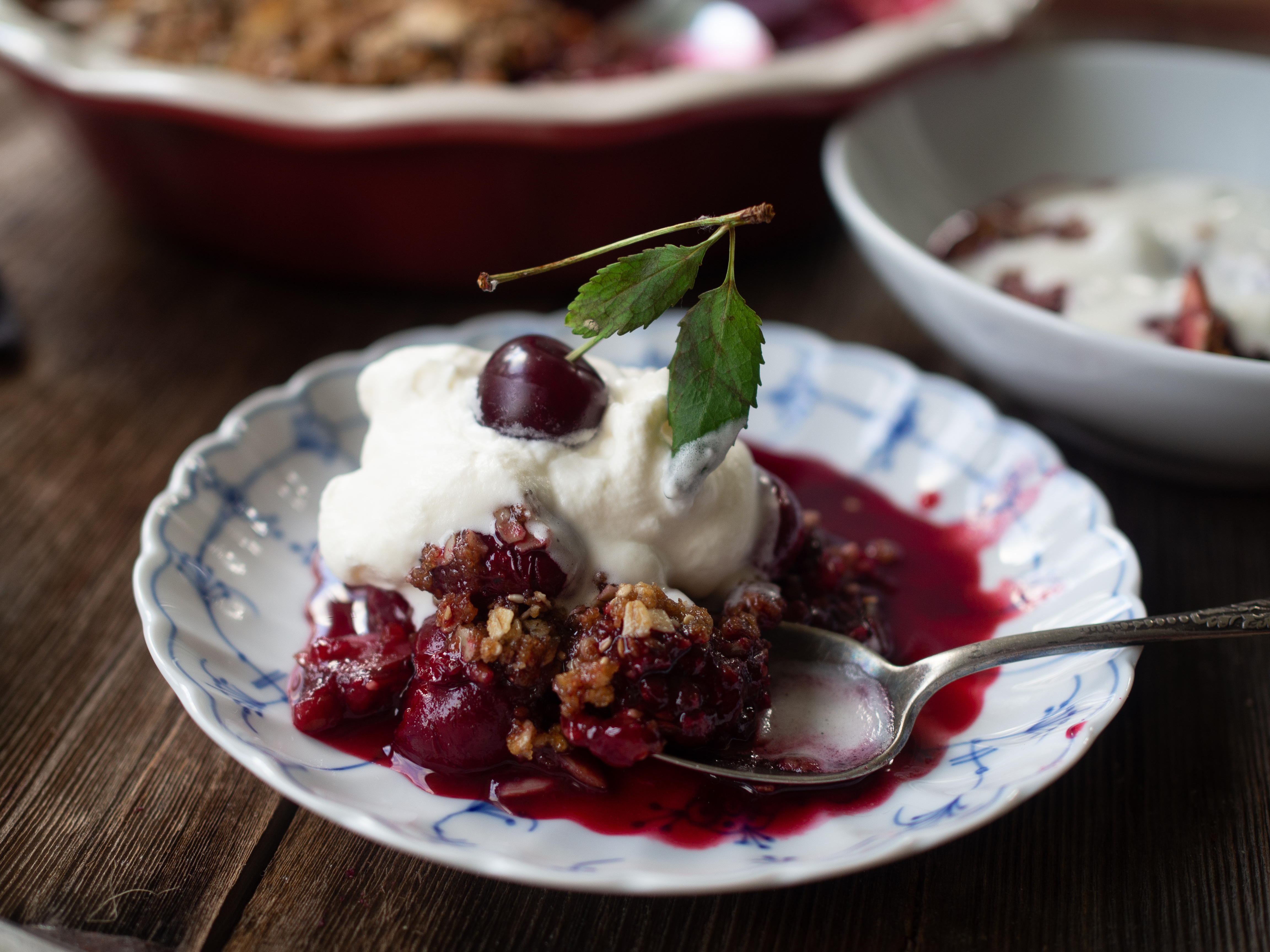Sour Cherry Crisp with almonds and seeds (Smuldrepai med Kirsebær)