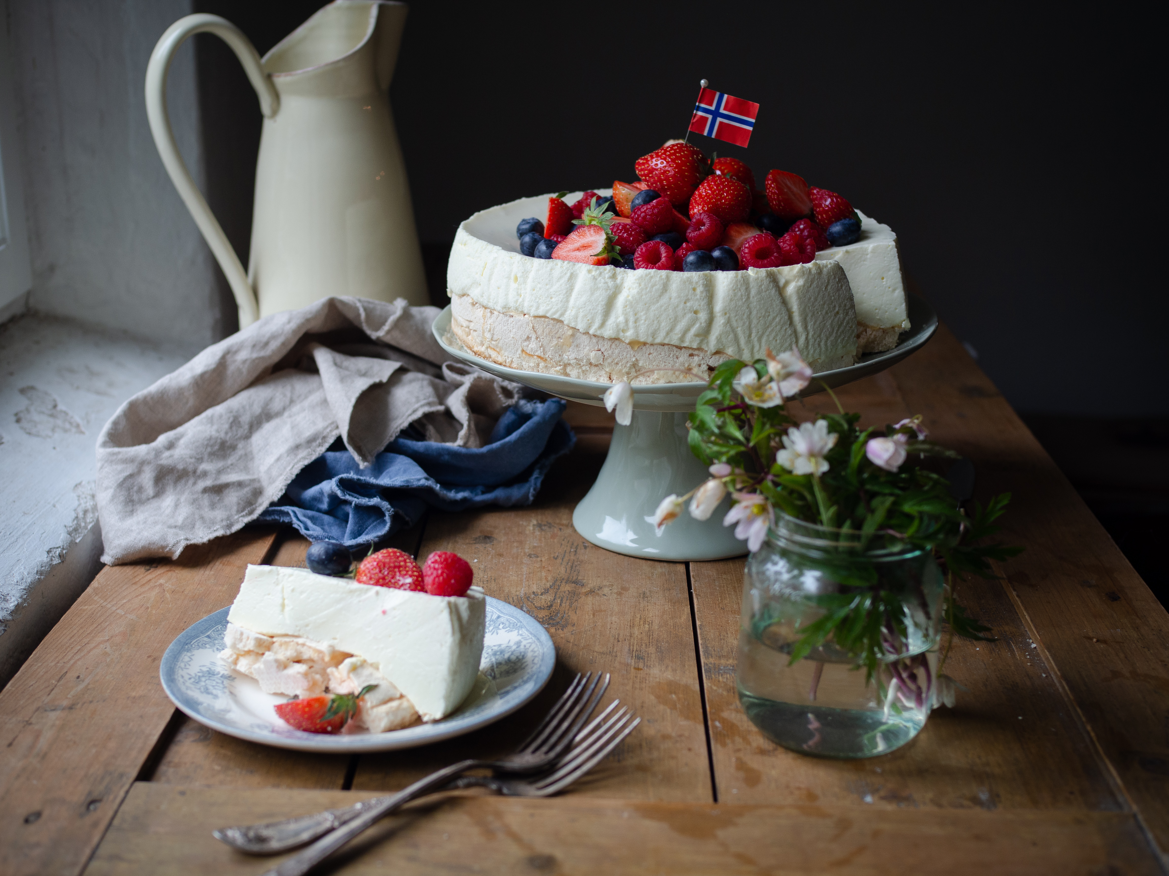 Pavlova Cheesecake (Ostekake) with Fresh Berries