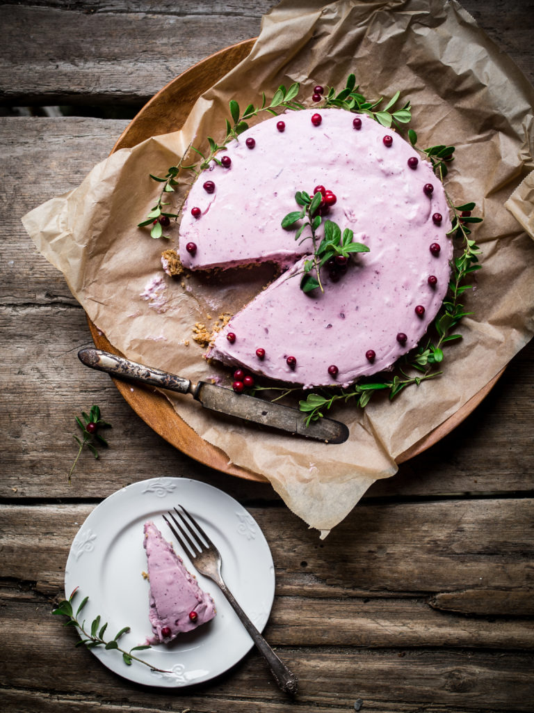 Lingonberry Cream Cake (tyttebærfromasjkake)