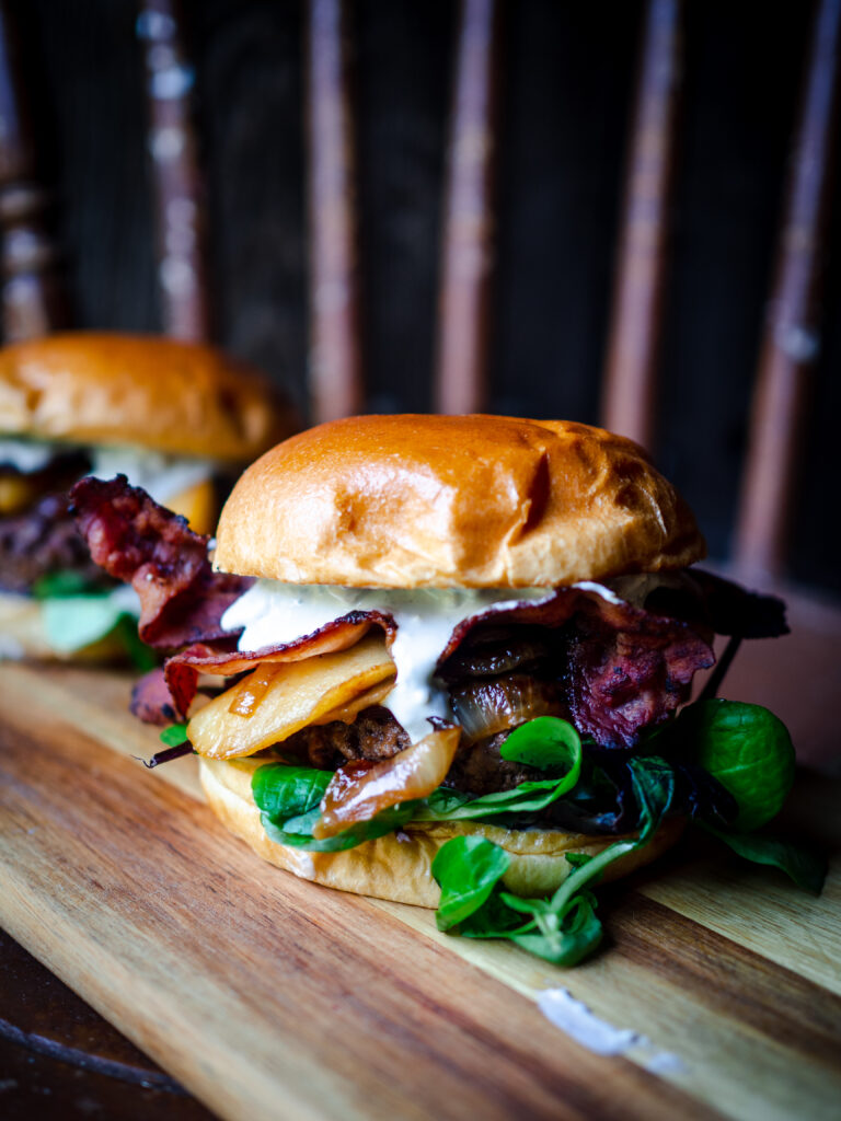 Carmelized Apple Burger with Blue Cheese & Bacon (burger med karamellisert eple)