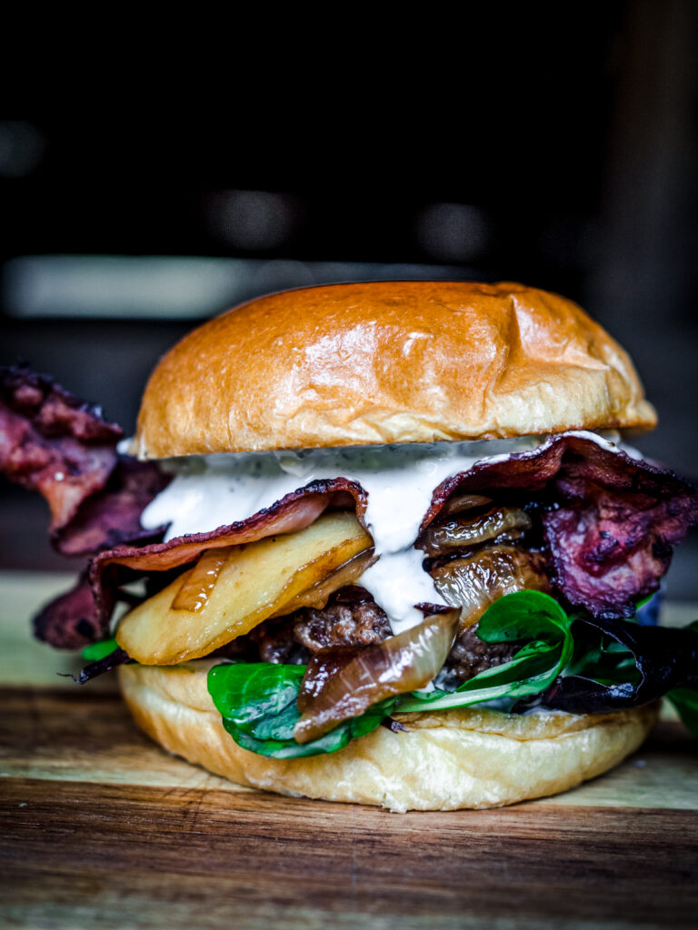 Carmelized Apple Burger with Blue Cheese & Bacon (Burger med karamellisert eple)