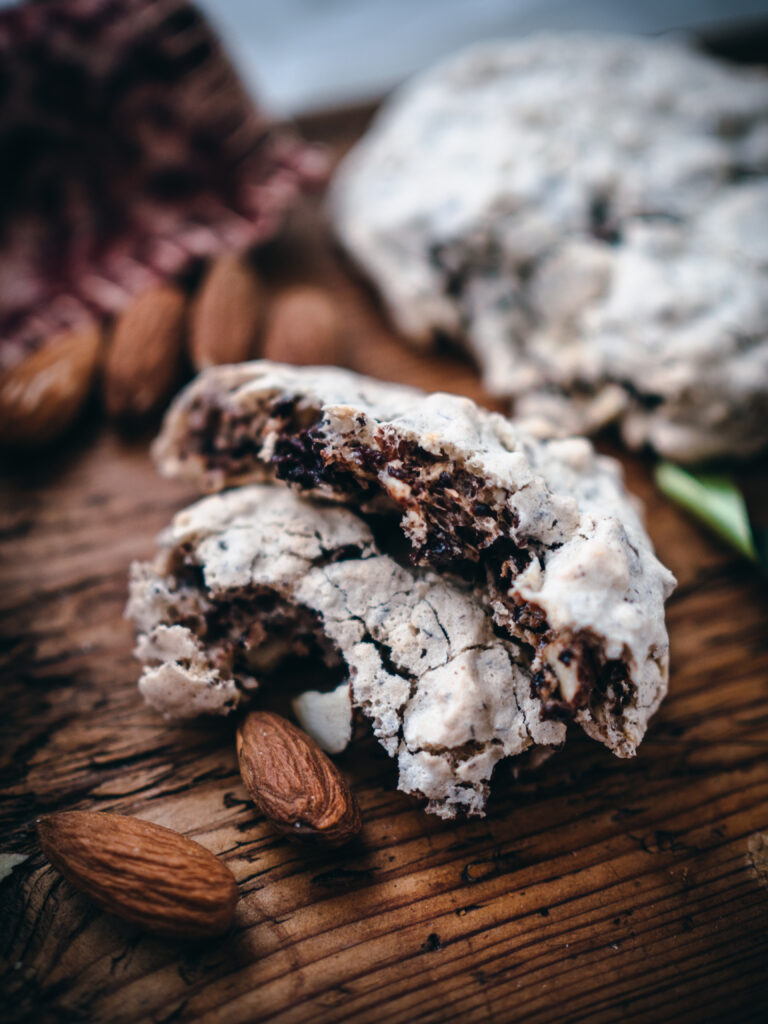 Meringue Cookies with Dark Chocolate and Almonds (Vepsebol)