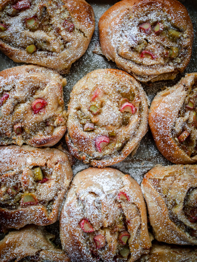 Rhubarb and Almond Cream Buns (rabarbrasnurrer med mandelkrem)